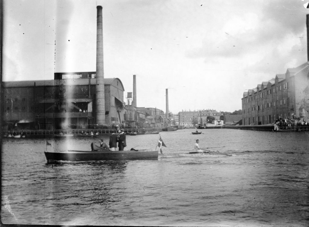 61.8  København set fra vandet ind mod Overgaden oven vandet med Burmeister & Wain til venstre.Postnummer 1405  FB-GK 18.11.2017