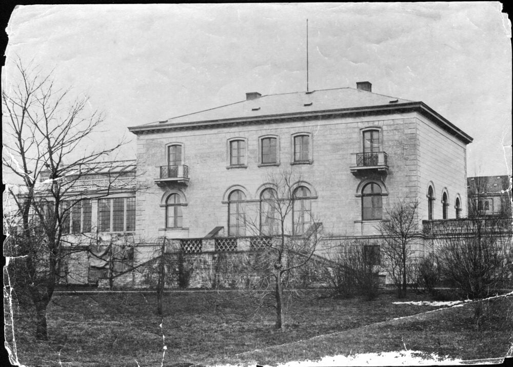 66.7 Kaptajn Brygger Jacobsens villa. Bygningen blev opført i 1853 som privatbolig for I. C. Jacobsen. I 1876 tilføjedes en søjlehal. I 1858 tilføjedes Vinterhaven, arkitekten var N.C. Nebelong. I 1876 tilføjedes væksthuset Pompeji udformet som en søjlehal. Arkitekten var P.C. Bønecke i samarbejde med J.C. Jacobsen. Huset er bygget i italiensk villastil og kan betegnes som gennemført klassicisme K-O 10.11.17