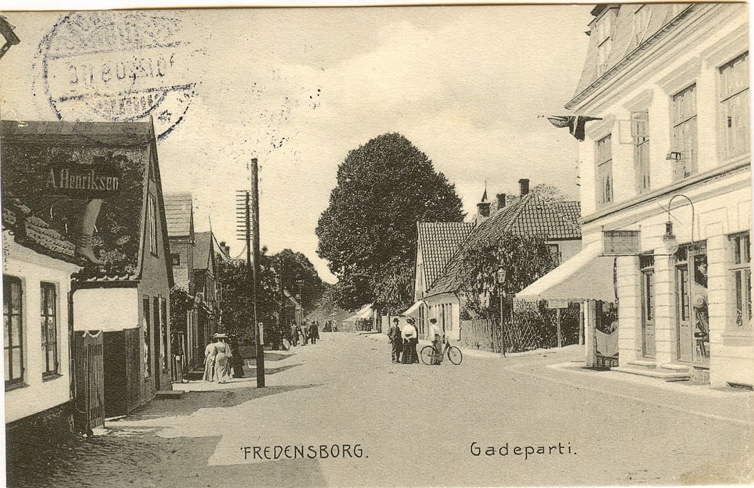 3480.2                                                                                      Jernbanegade i oktober 1920 (kortet er poststemplet der)        Jernbanegade 7 ved hjørnet af Tinghusvej , Baggesminde nummer 24 til venstre, der efter den i starten af 1960érne nedrevne ejendom der husede Fredensborg Brugsforening.