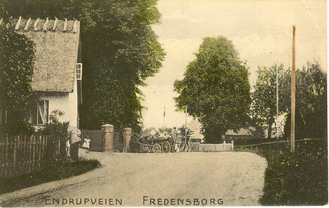 3480.25  Kirkeledshuset til venstre, Olaf Poulsens Alle 2. Bygget år 1850, nedbrændt 25.11. 1948- Genopført. Postkortet er uden dato,men er formodentlig fra ca. 1910. Endrupvej havde en anden vejføring dengang. Fra cirka 1968 går den vinkelret på Helsingørsvej.