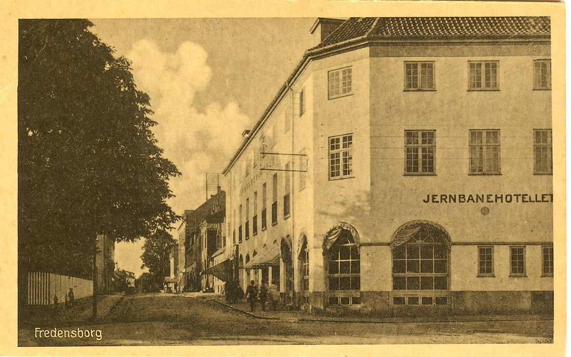 3480.30  Det nye Jernbanehotel opført efter branden 22. februar 1919 Kortet er uden årstal.