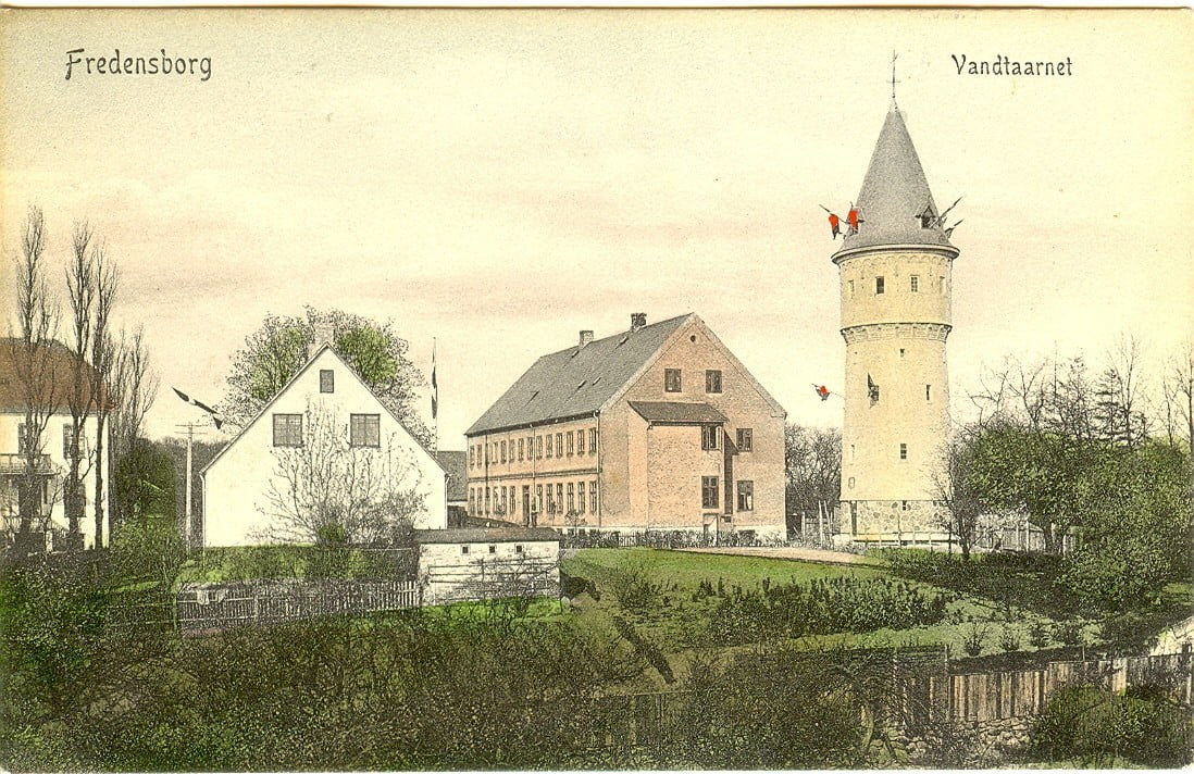 3480.44  Vandtårnet i Fredensborg, 90 fod højt og beliggende på byens højeste punkt, 132 over havet,  rejst på Tinghusvej 4 december 1905. Vand i hanerne fra 6.2.1905. Indvielse april 1906. Kilde : Tursø.