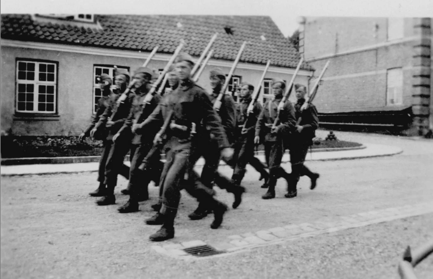 100.127 Soldater marcherer ved Kronborg cirka 1933