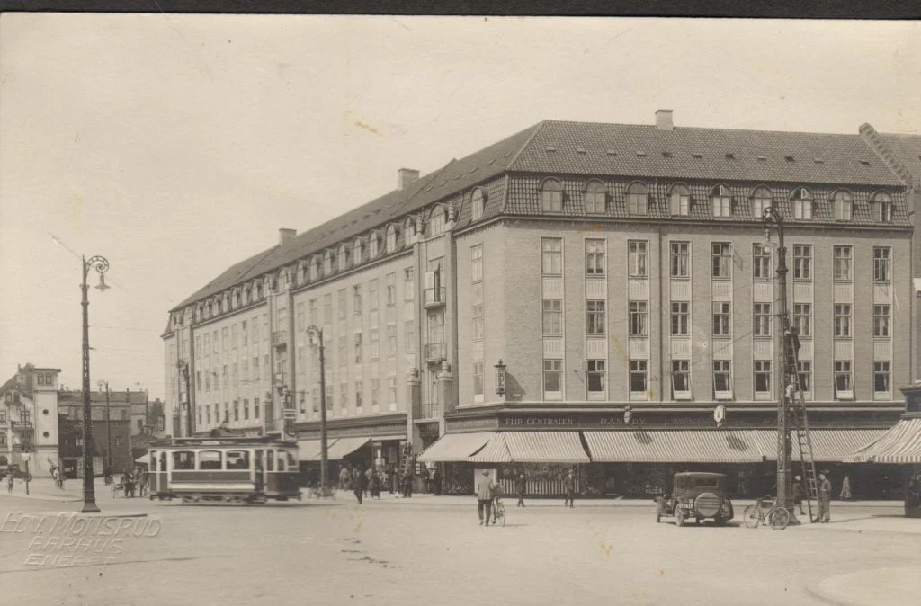 10676.1 Banegårdspladsen 6-10 i 1930erne. G-Å 15.1.2017