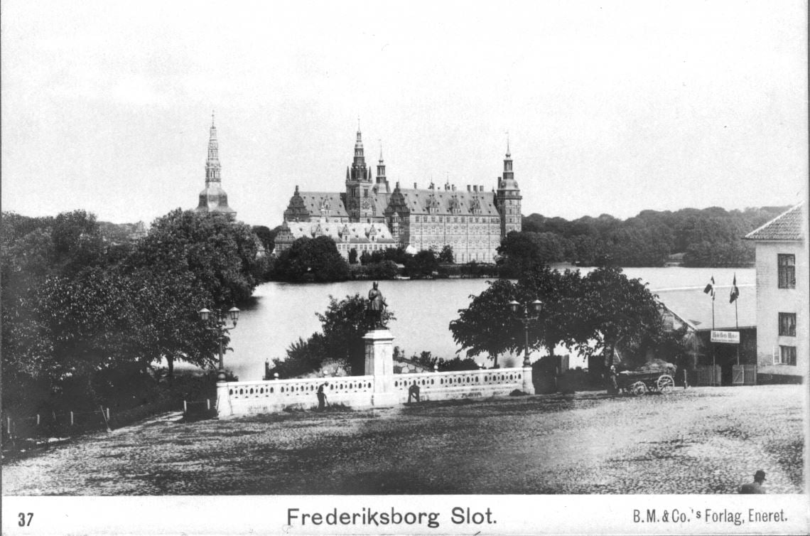 10879.12 Frederiksborg Slot 3400 Hillerød set fra Torvet ca. 1890