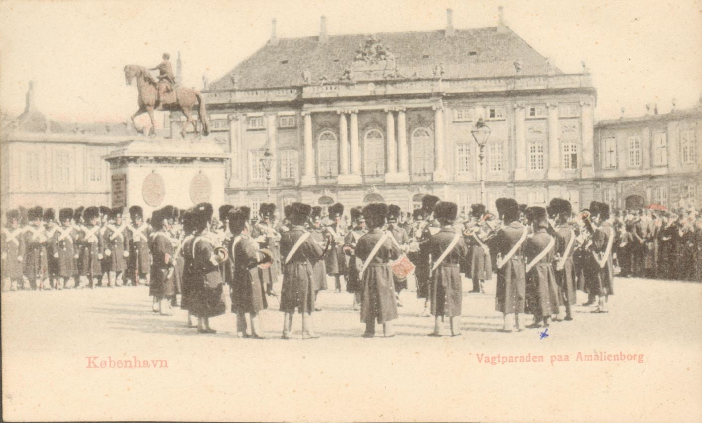 10885.13  Postkort fra vagtparaden på Amalienborg 1257 K Tekst ved x : Peters morfar, musiker ved garden.
