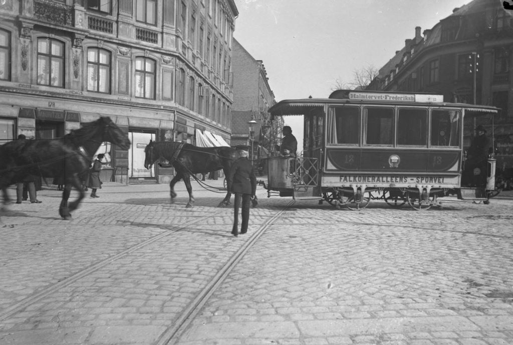 10972.2 Allégadekrydset med hestetrukken sporvogn.Til venstre hjørneejendommen Gammel Kongevej 178 / Falkoner Allé 2. G.K 22.5.2018