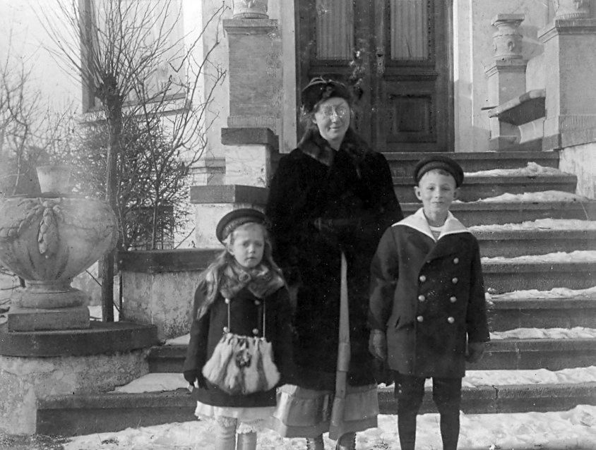 30.276 Erna, Clara og Axel Schmuhl på trappen ved villa Sans Souci, februar 1917.