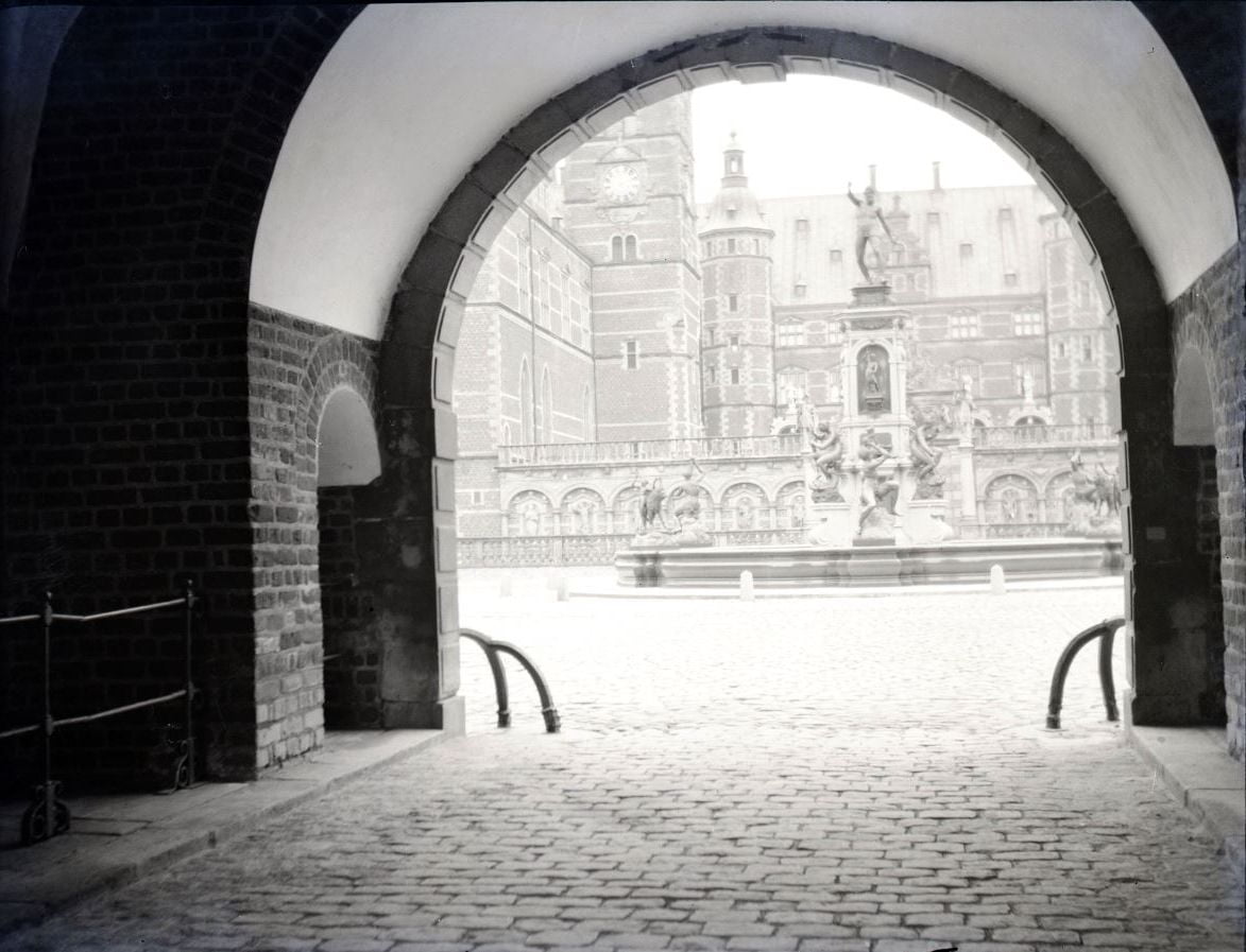 61.28  Frederiksborg Slot.  Ukendt fotograf år 1916