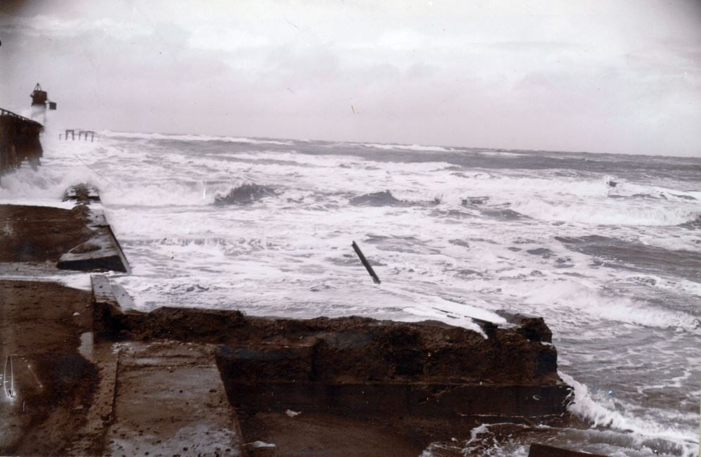 71.134 Vorupør efter stormen 11. februar 1911. Stormen har ødelagt den faste dæmning fra broen " 7700