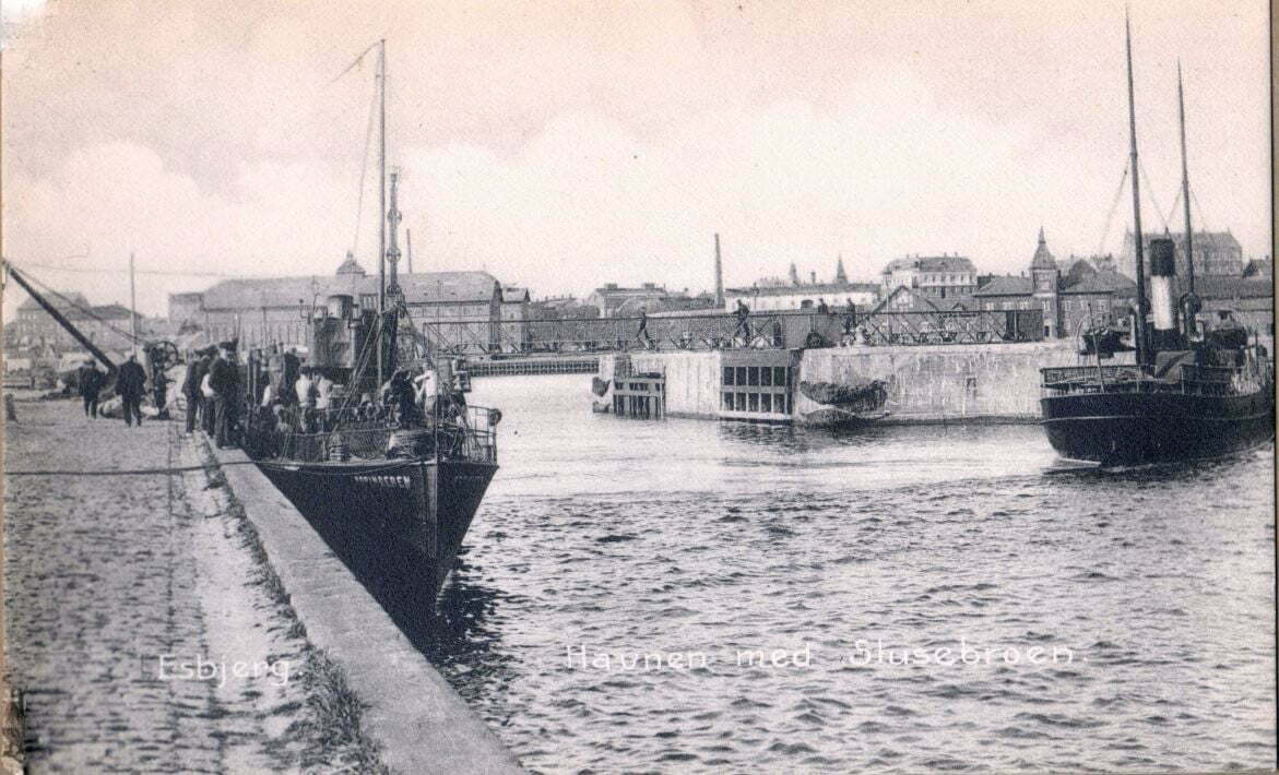 71.139 Esbjerg: Havnen med slusebroen. Ubrugt postkort. 6700