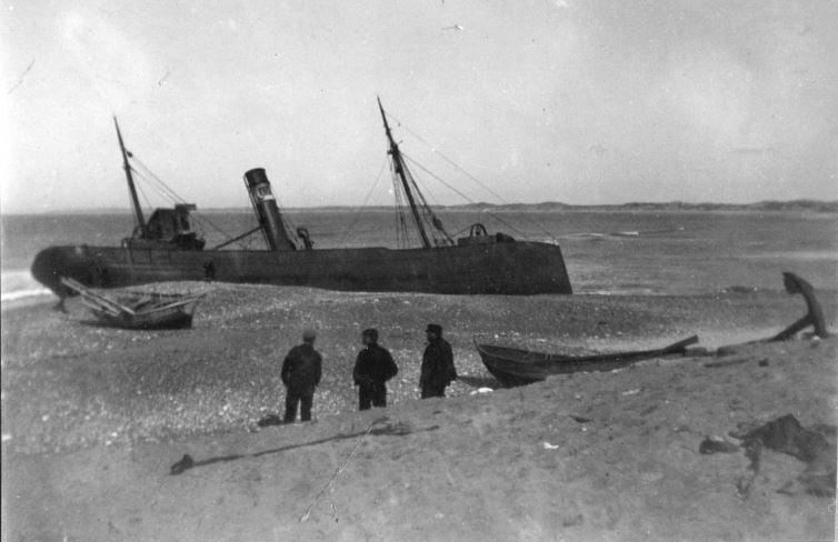 71.167 Klitmøller 1909: Damperen Lepantos stranding ved Klitmøller 5. januar 1909.