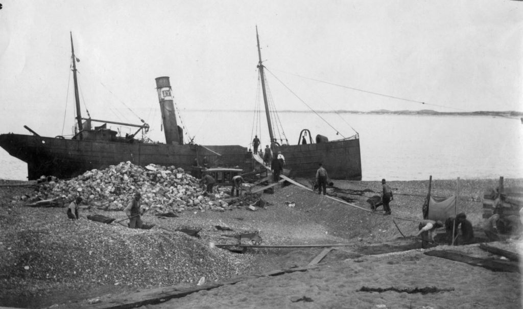 71.170 Klitmøller 1909: Damperen Lepantos stranding ved Klitmøller 5. januar 1909. Peter Sletting skriver " Se hvor i fylder. Vi sparede og plumpede store sten ned i betonen. - Det var en dyr sparsommelighed " 7700