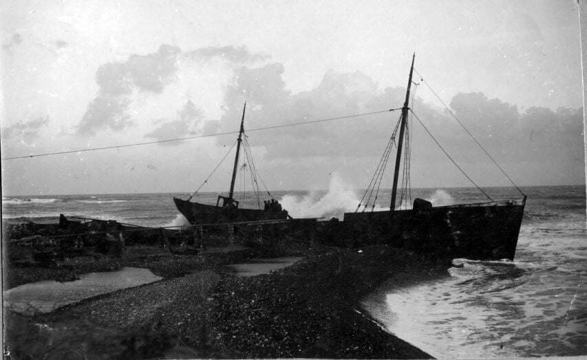 71.171 Klitmøller 1909: Damperen Lepantos stranding ved Klitmøller 5. januar 1909. Peter Sletting skriver " En storm fyldte skroget med vand og da vi fik det ud så overfladen sådan ud" 7700