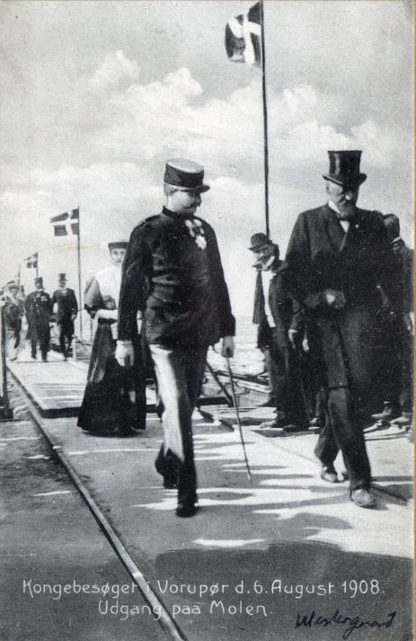 71.60 Kongebesøget i Vorupør 6. august 1908. Udgang på molen. Vandbygningsdirektør Westergaard til højre. Thisted 7700