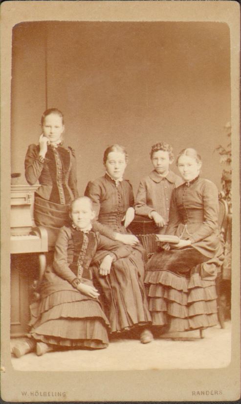 74.33 Fra venstre Else Thomasine, Magdalene , Caroline, Svend og Ida Johanne Møller.