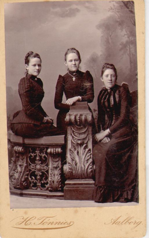 74.69 Else Thomasine, Magdalene samt Caroline Christence Møller.