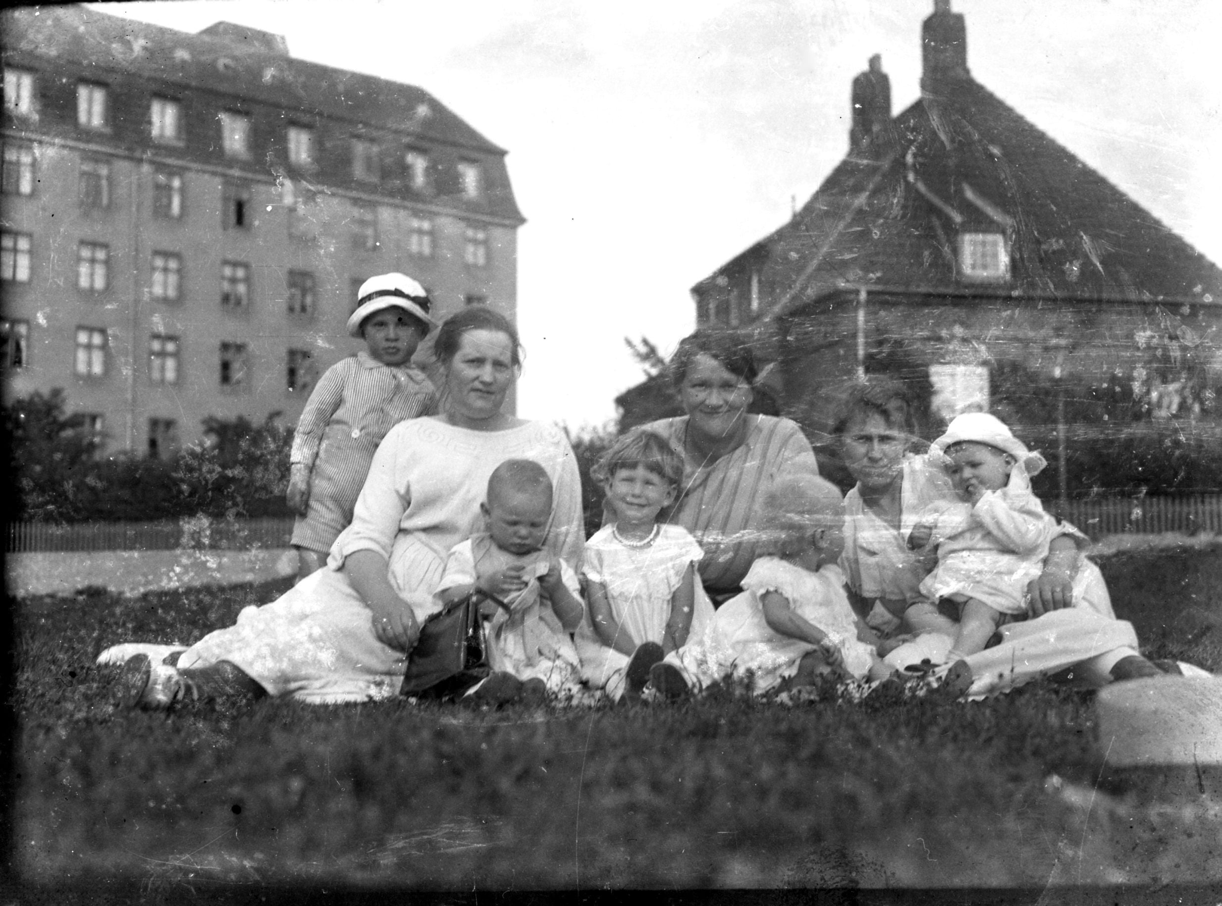 11431.30  Amagerfælledvej 50 A. Familien sidder hvor Bikubenkollegiet ligger i dag.   FB Københavns Omegn 22.4. 2019
