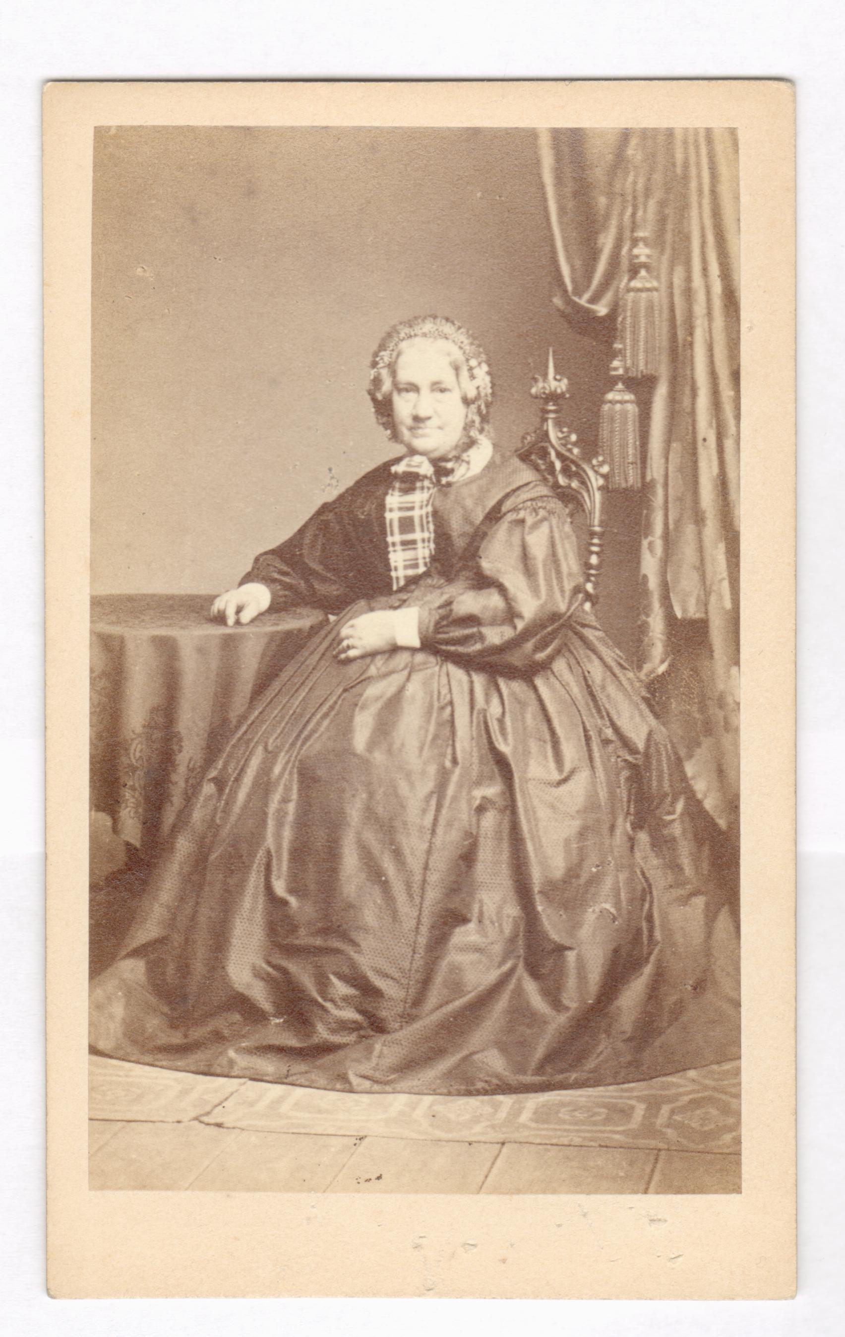 75.22  Tante Lotte Prior, f. van Wylich. Først gift v. Bartels  Fotograf F. König, Hamburg