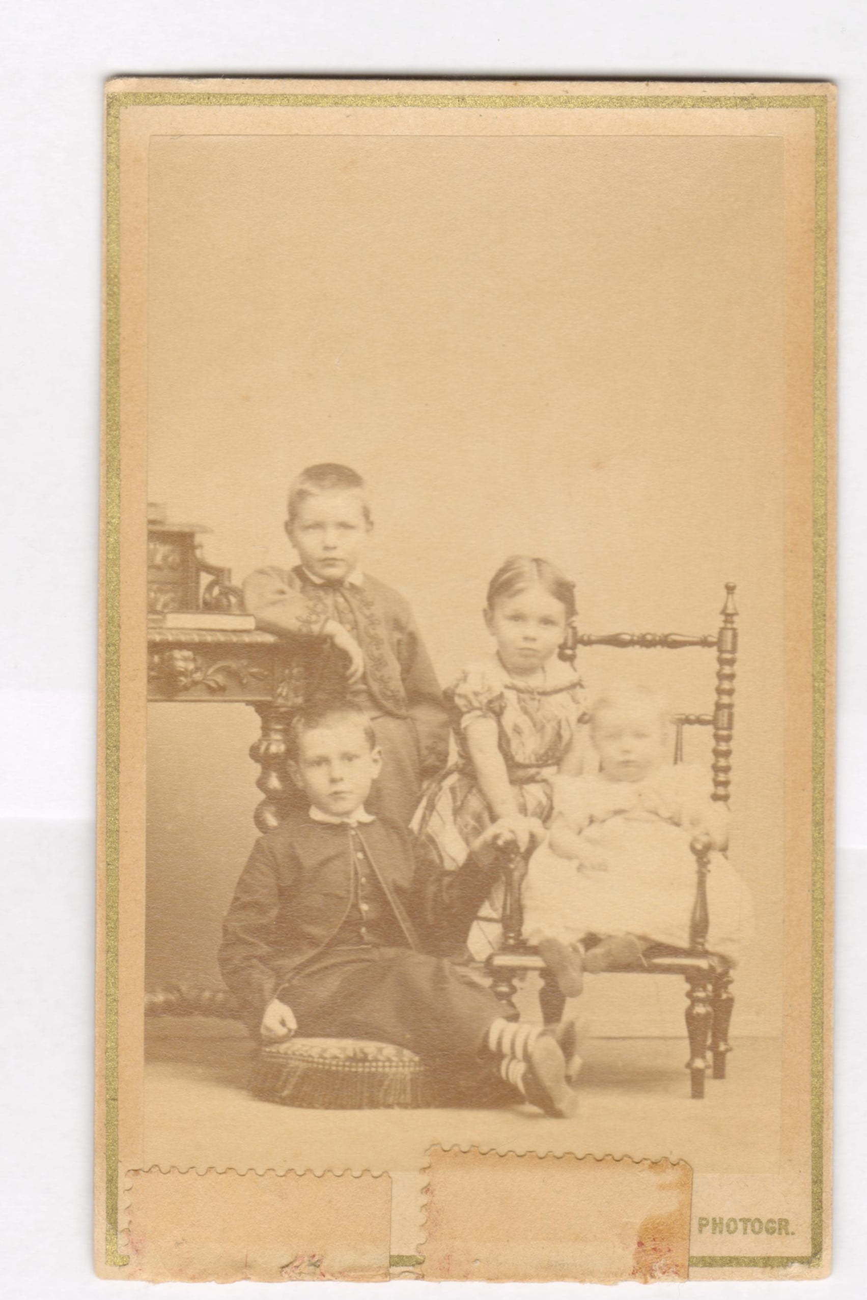 75.42  Ukendte børn.  Fotograf Ludvig Grundtvig, Amagertorv 10, København.  Datering cirka 1883-1901