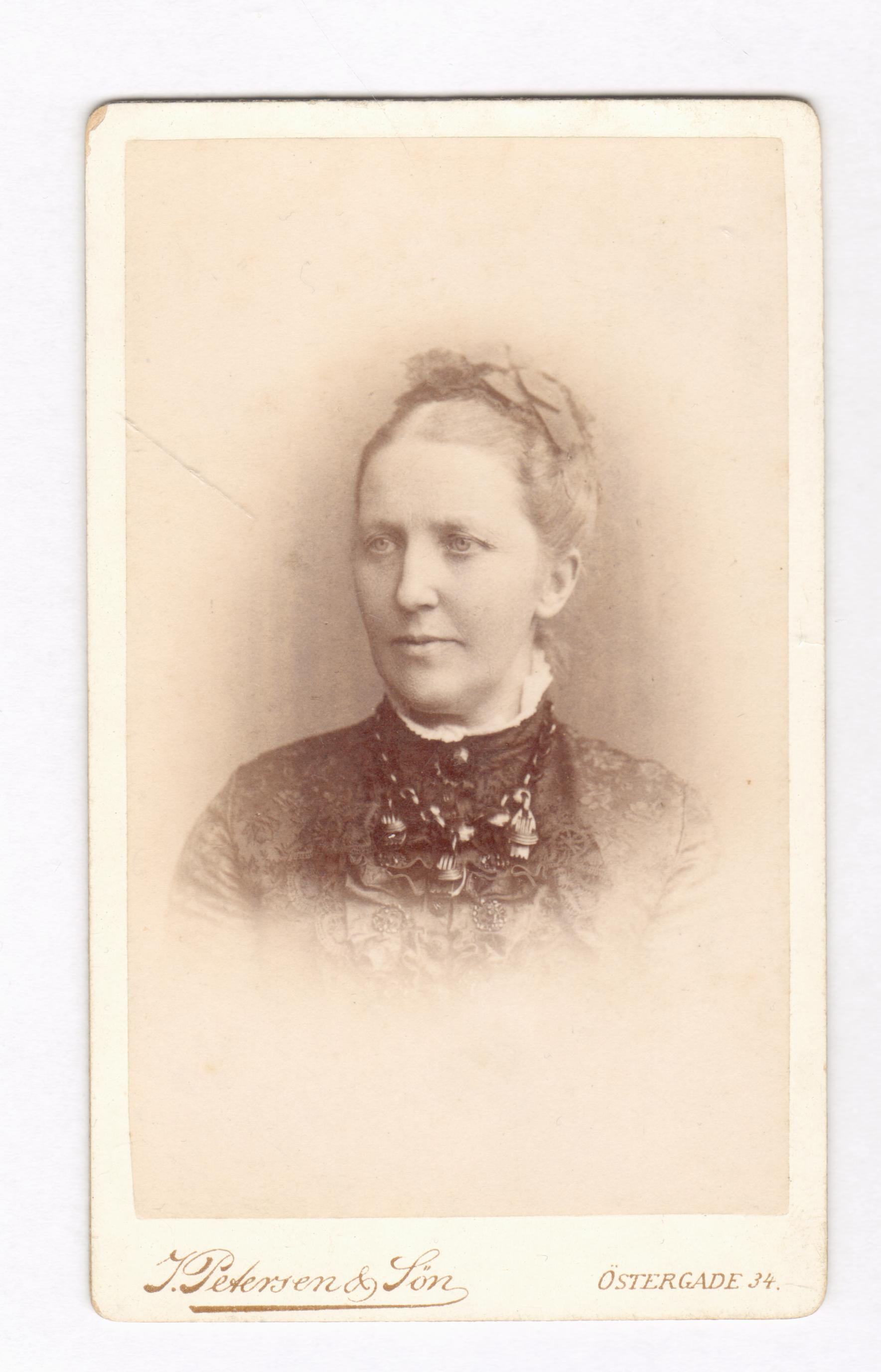 75.56  Emilie Angelica Borch, f. Albeck 28.5 1839-26.2 1914 G.m. G.F Borch. Fotograf Jens Petersen, Østergade 34, København. Dateret 1886