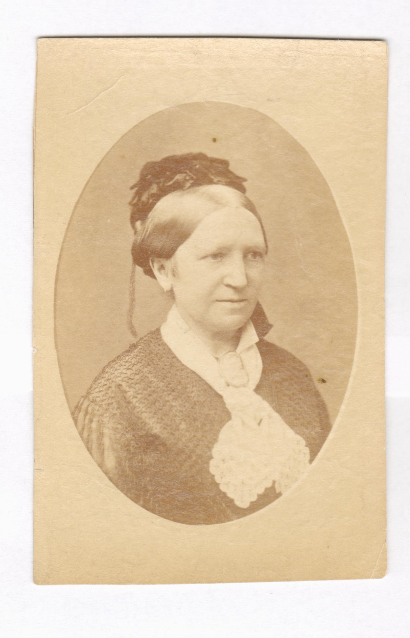 75.59  Maria Holten, f. Albeck, søster til Emilie Albeck g.m. oberstløjnant H. C. Holten.