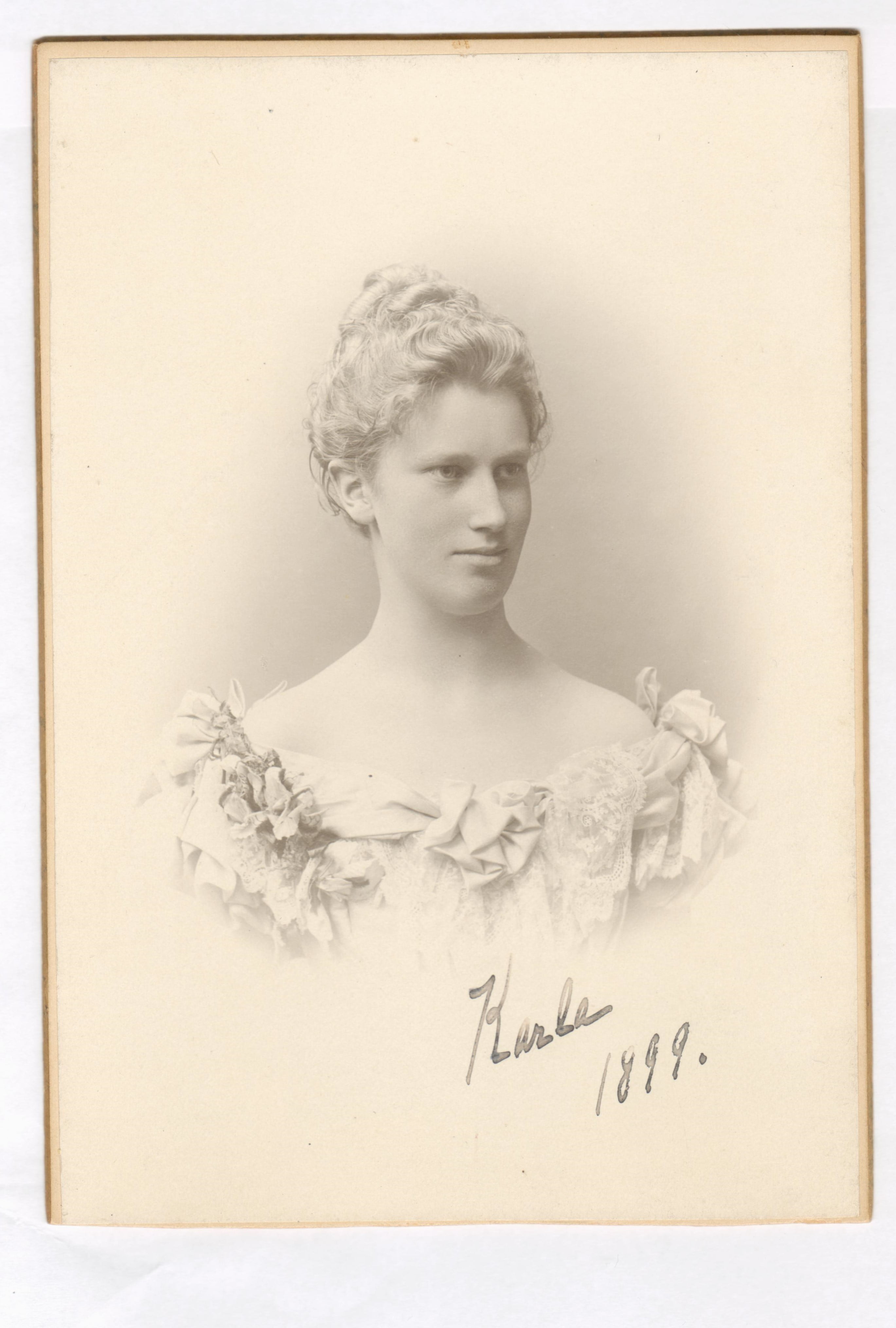 75.75  Carla Borch, f. 12.2. 1877 søster til Olaf Georg.  Fotograf Carl Sonne, Gothersgade 45, København  Dateret januar 1899