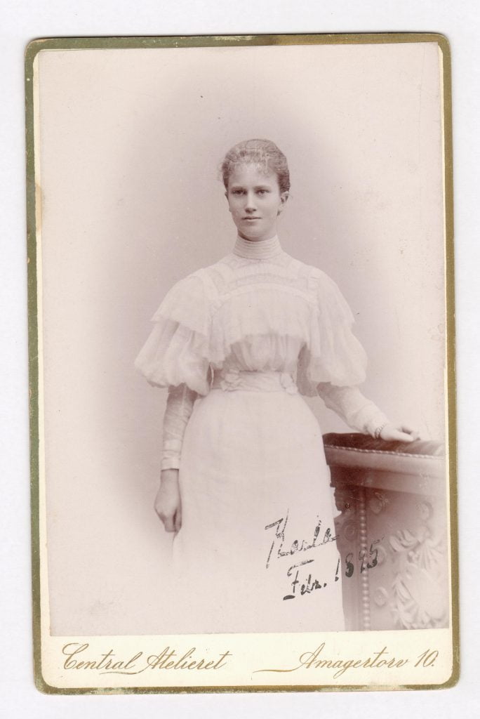 75.68  Carla Borch, f. 12.2. 1877 søster til Olaf Georg.  Fotograf Central Atelieret, Amagertorv 10, København.  Dateret februar 1895