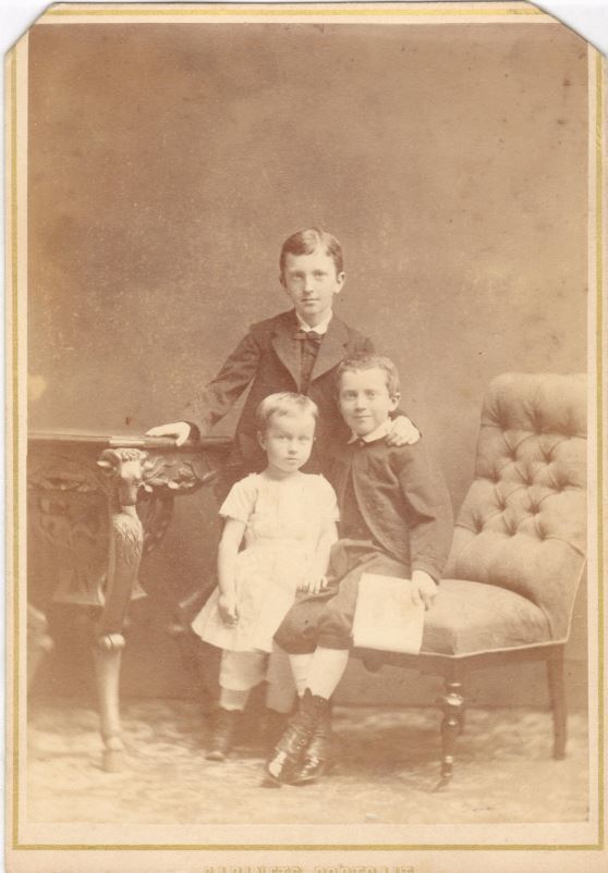 75.83  Ferdinand, Oscar og Olaf Borch.  Fotograf L. Grundtvig, Amagertorv 10, København.  Datering ukendt, men cirka 1873 efter Olaf