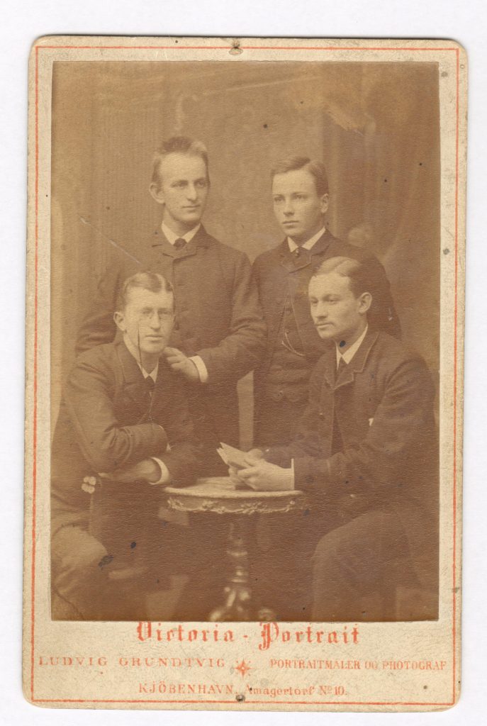 75.93  Ferdinand Borch, Henrik Petersen, Eivind Ulundt og Georg Holm. Dateret december 1884 Fotograf Ludvig Grundtvig, Grundvigsvej 3, København