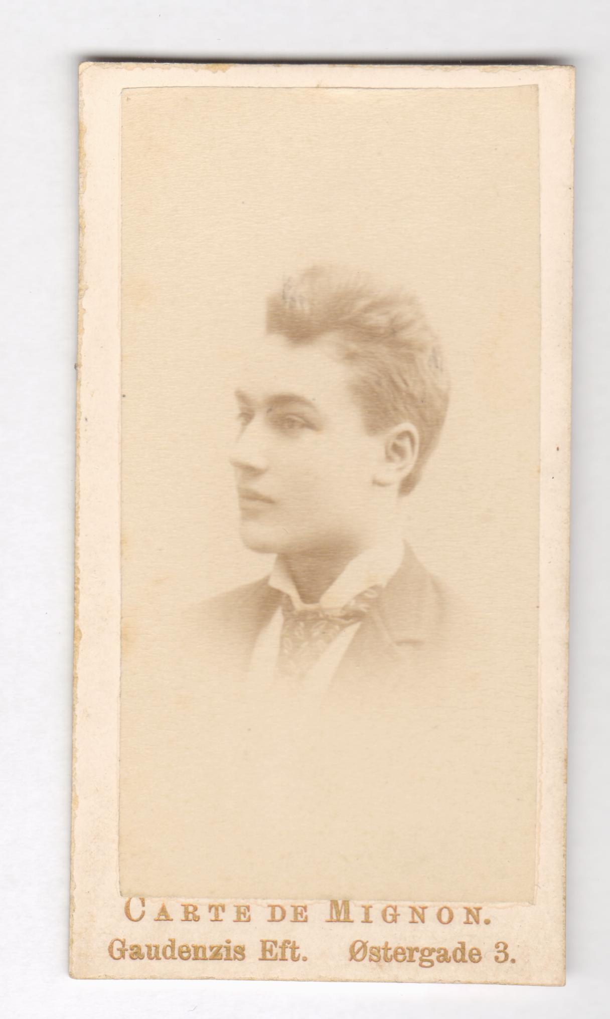 75.97  Aage Borch, søn af William Borch, broder til Anna.  Fotograf Carte Mignon, Gaudenzis Eftf. København  Udateret men Gaudenzi dør i 1888, så derefter.