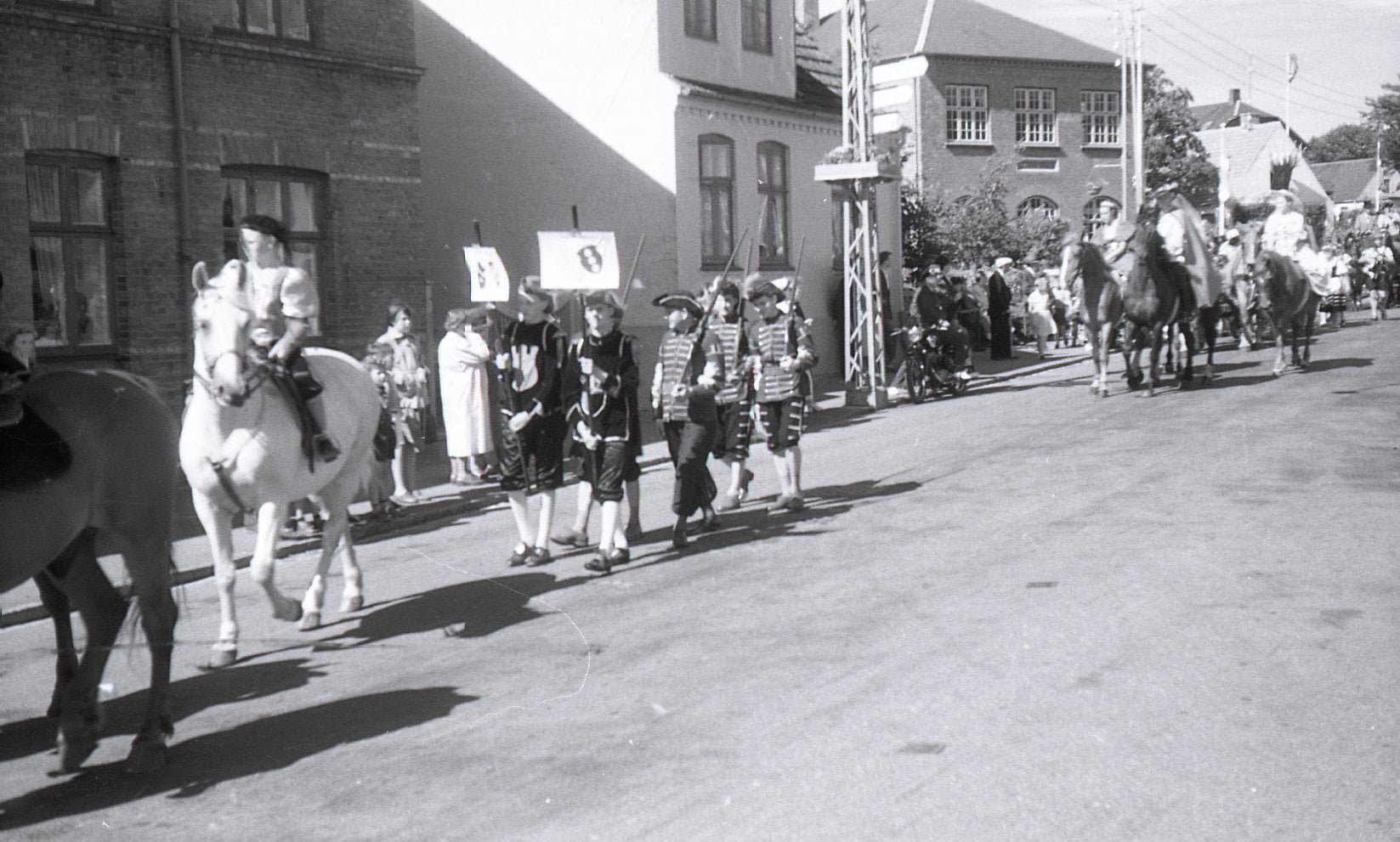 100.4.304 Byfest, Jernbanegade cirka 1955