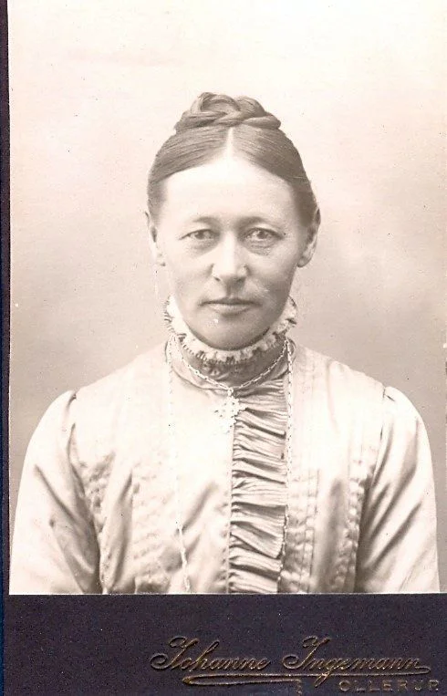 17.25 Gunild Ingemann Kristensen -Randers, søster til fotograf Johanne Ingemann, gift med forstanderen. Lærer på skolen fra 1890'erne. Ollerup højskole