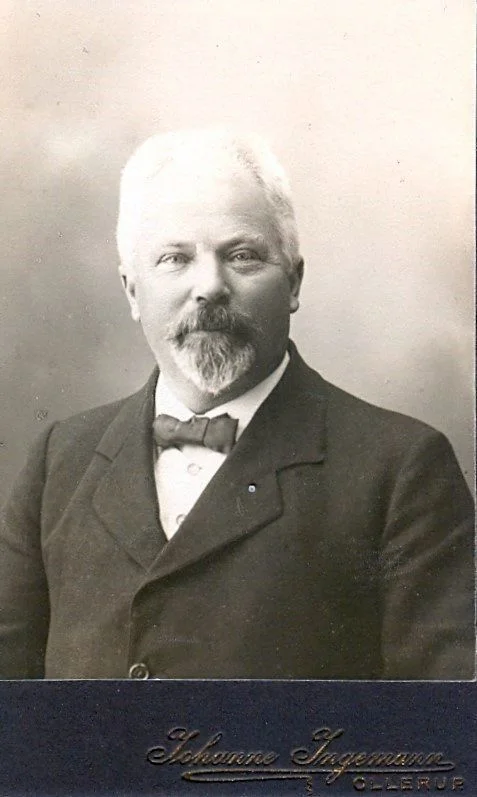 17.29 Forstander J.P. Kristensen-Randers, Ollerup Højskole 1884-1914 F. 1854, død 1926. Hans første hustru hed Nanna Berg.