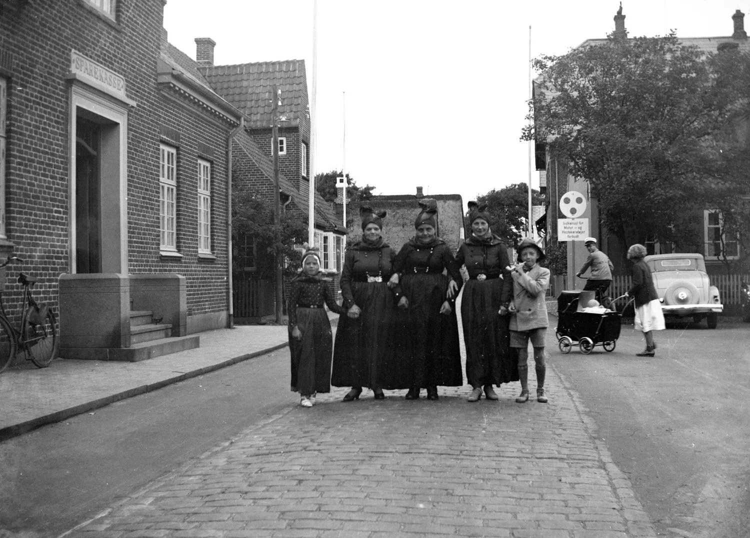 22.26 Sparekassen, Tinghustorv 51, Nordby, Fanø 1937.