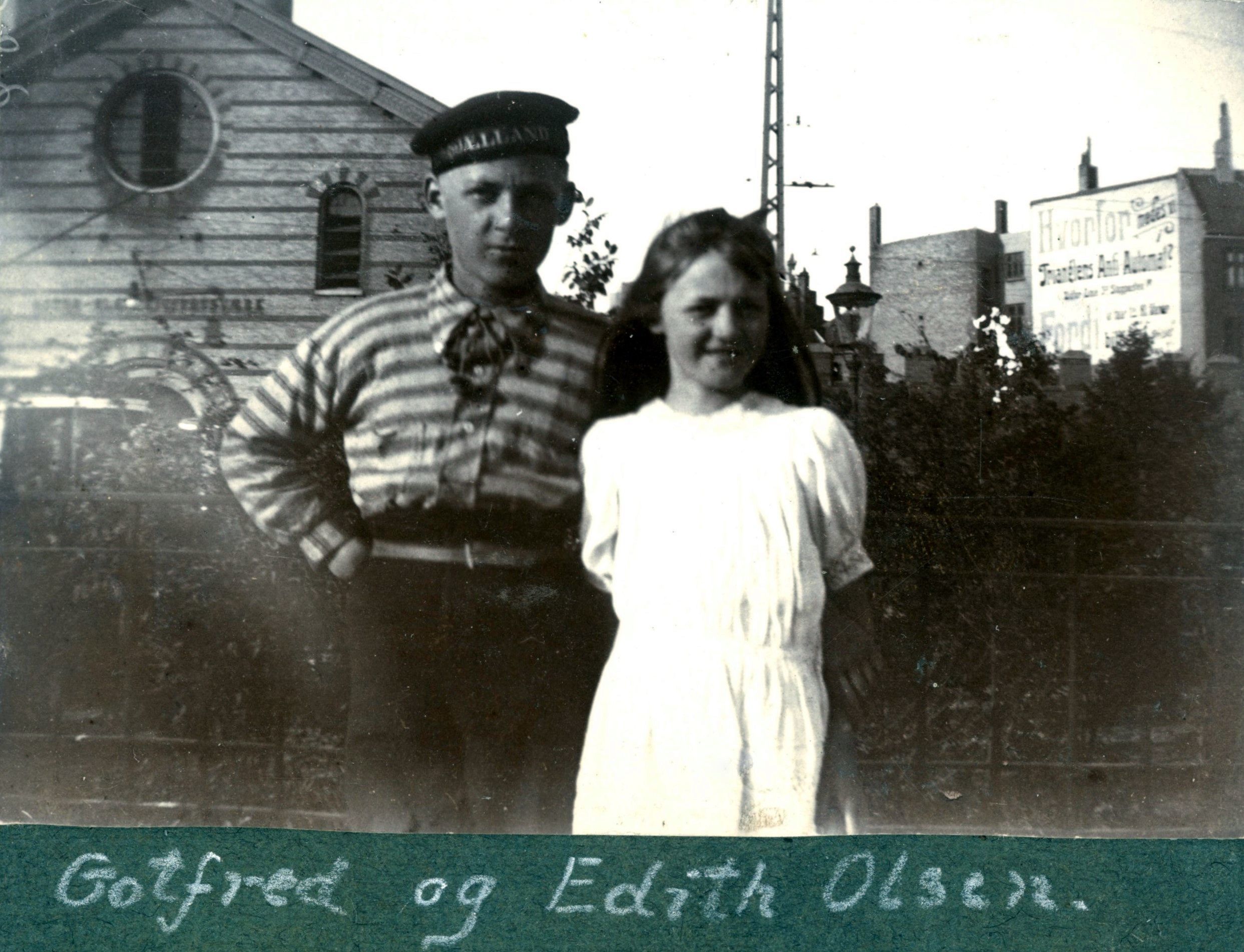 70.220 Gotfred og Edith Olsen med Østerbros posthus og elektricitetsværk i baggrunden.
