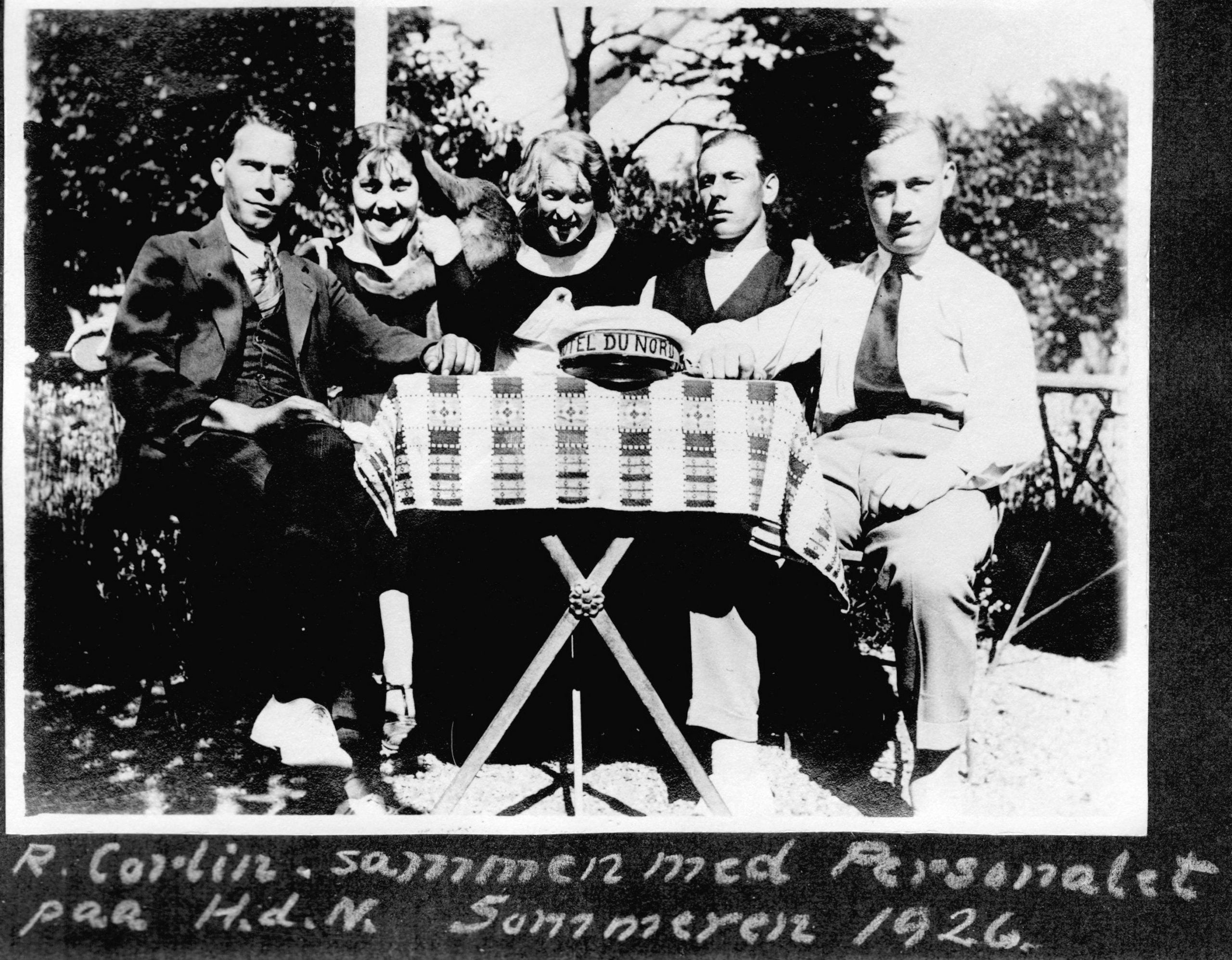 70.263 R. Corlin sammen med personalet på Hotel Du Nord sommeren 1926
