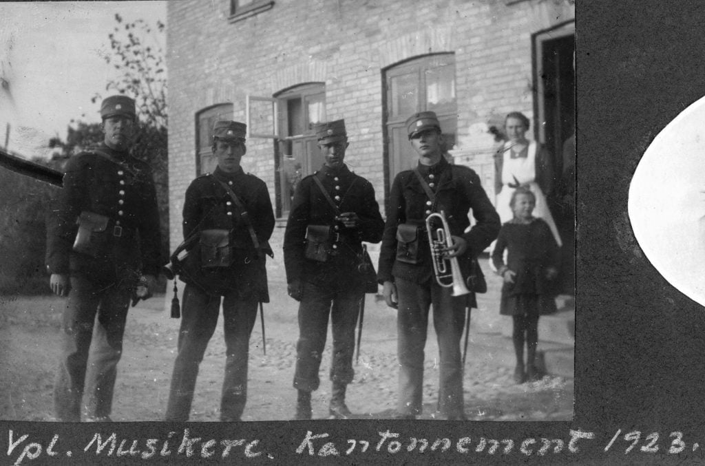 70.272 Værnepligtige musikere i Kantonnement 1923.