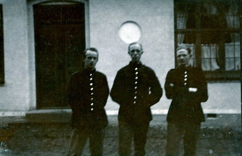 70.297 Soldater i kantonnement 1923. Svend Stokholm Lundsgaard f. 10.9.1901 ses til venstre