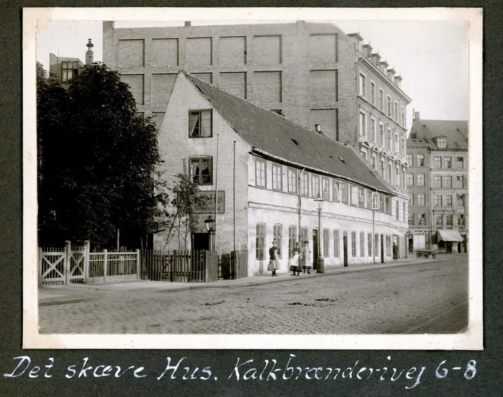 70.432 Det skæve hus, Kalkbrænderivej 6-8. Fotograf Fritz Benzen, ca. 1897-1910.