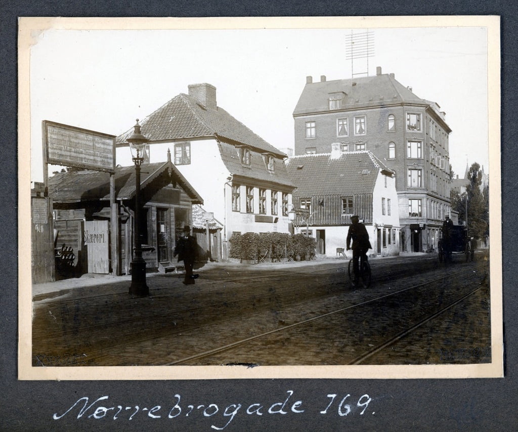 70.466 Nørrebrogade 169. Nedrevet 1902.- Kaldet " Hvide Svane "