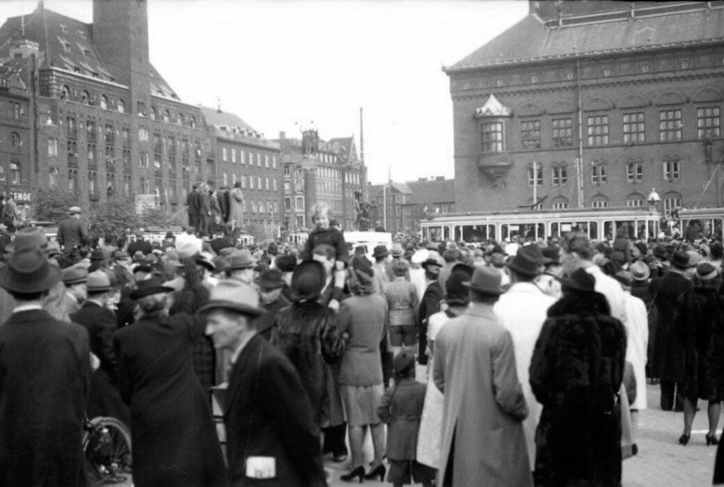 100.8.9 Rådhuspladsen, maj 1945