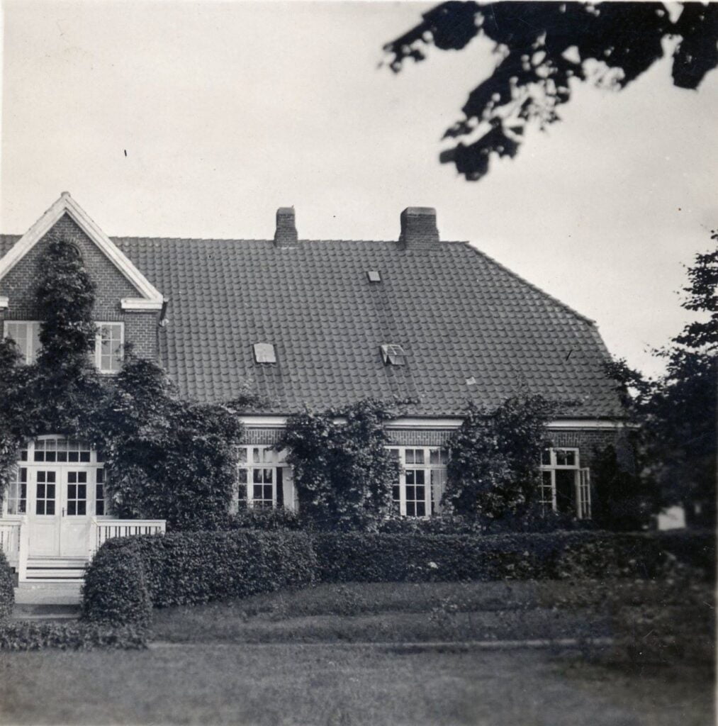 9.29 Valløby præstegård hvor Anna Pitzner (kaldet Søs)boede fra 1930 til 1947. Anna Pitzners mand Ejnar Jørgensen var præst der.