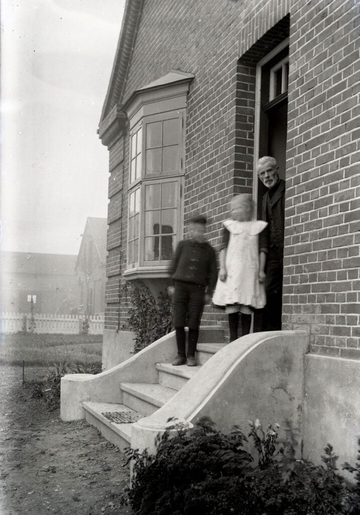 13635-1.94 Ved bedstefaders trappe i Tranbjerg. Kristians to ældste børn. 30.10.1913