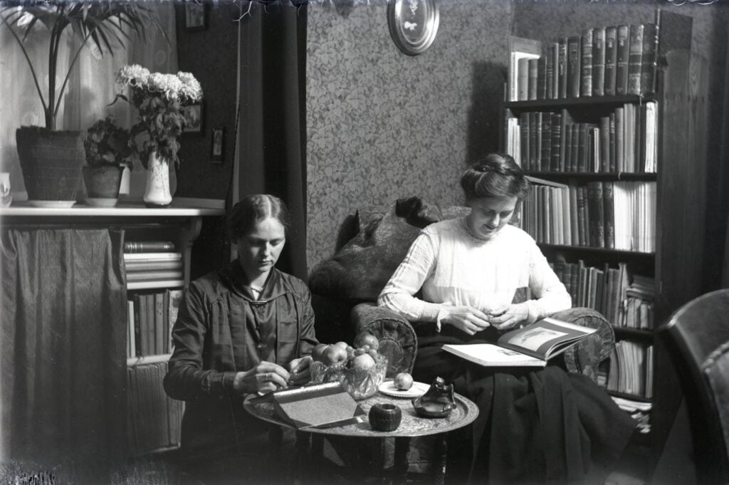13635-2.22 Helene og Edel 30.december 1915
