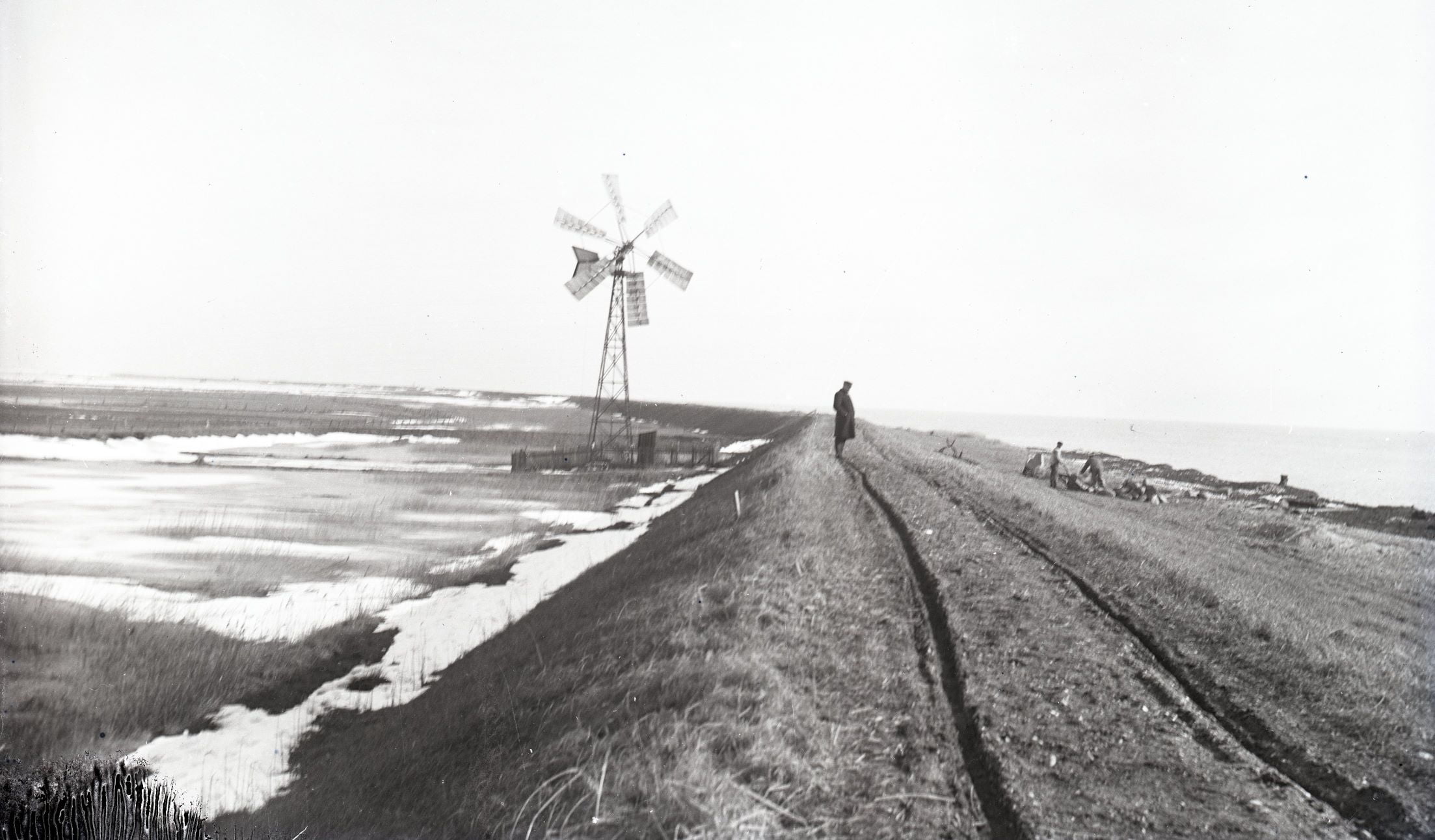 13635-5.31 Diget ved Rødby Havn øst for havnen 24. marts 1917.