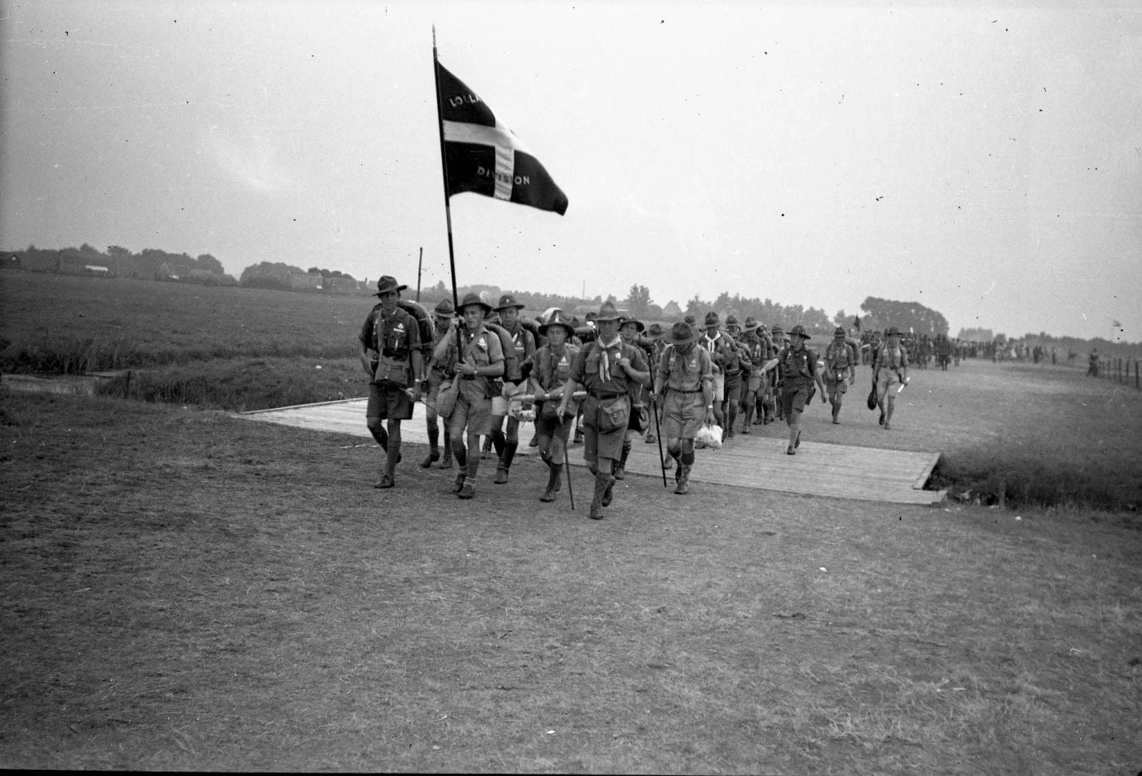 13635-6.101 juli-aug 1937 Jamboree Holland. Trop 16 på vej til toget.
