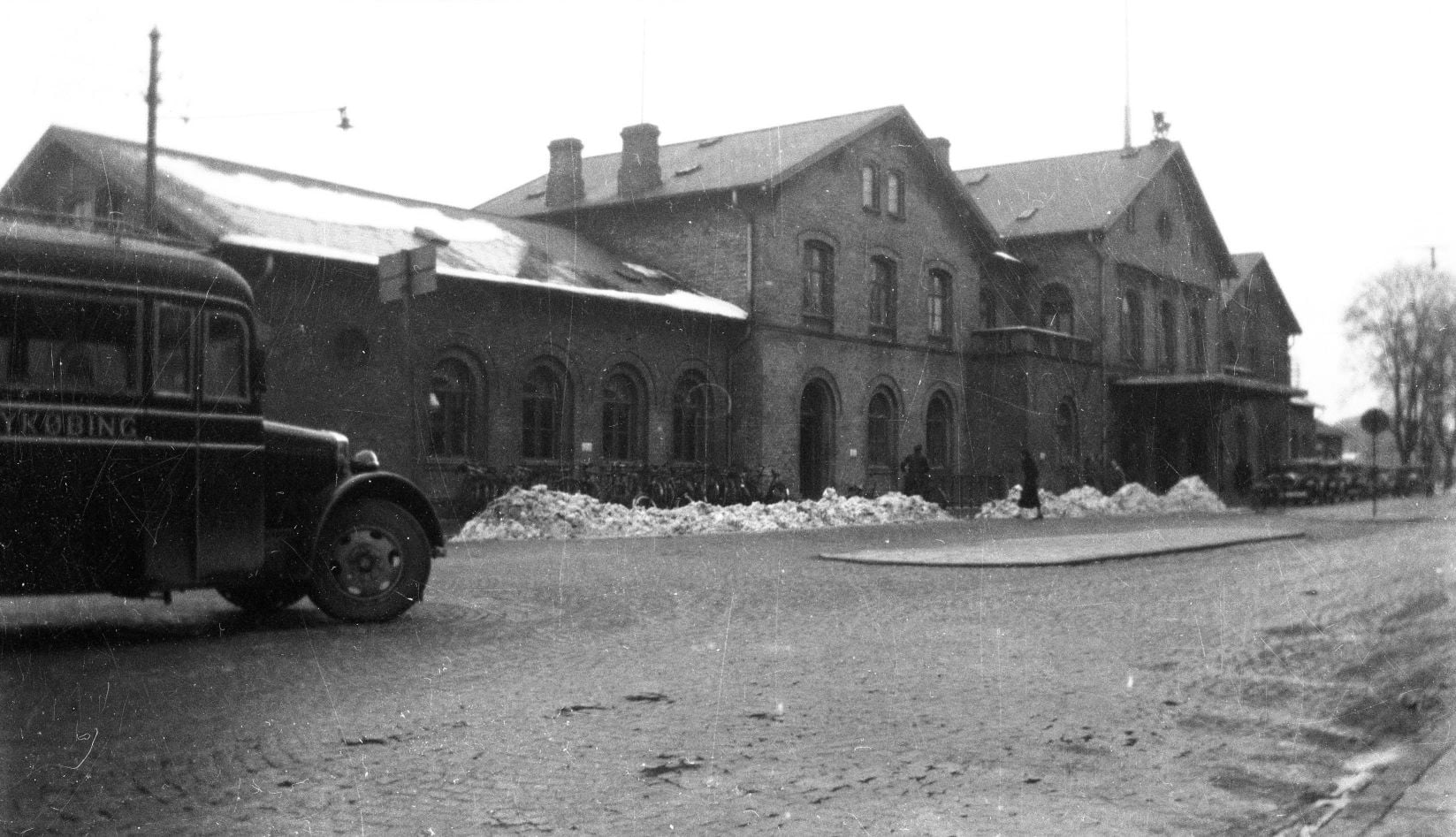 13635-6.2 December 1936 første film i det nye kamera. Banegården i Nykøbing. FB marts 2023