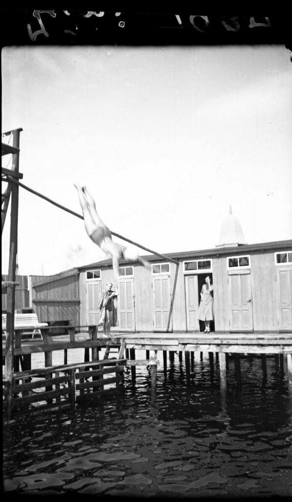 13635-6.59 juni 1937 svømmestævne Eva Kristoffersen under udspring