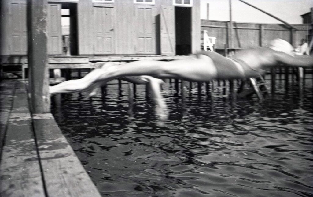 13635-6.60 juni 1937 svømmestævne. Eva Kristoffersen under udspring.